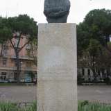 Sullo stesso giardino, la statua di Araldo Crollalanza, giornalista e politico vissuto in epoca fascista